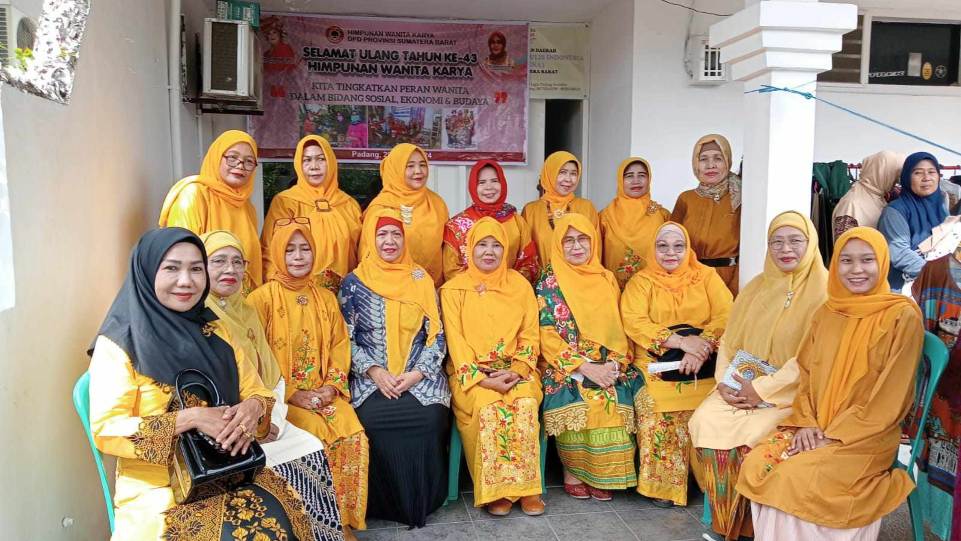 Suasana Charity Shop di perayaan Harlah ke-43 Himpunan Wanita Karya Sumatera Barat. (Dok. Istimewa)